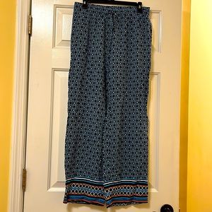 Casual pants with pockets.